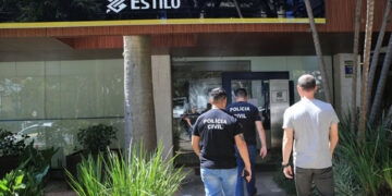 Bandidos arrombam cofre de agência bancária e furtam cerca de R$ 800 mil, no bairro Moinhos de Vento, em Porto Alegre