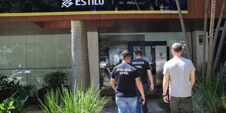 Bandidos arrombam cofre de agência bancária e furtam cerca de R$ 800 mil, no bairro Moinhos de Vento, em Porto Alegre