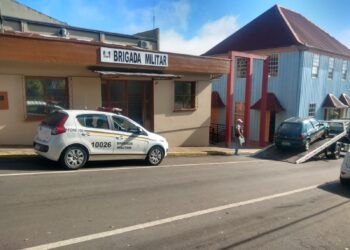 Homem de 43 anos é abordado dirigindo sem habilitação e com licenciamento do veículo vencido em Nova Roma do Sul