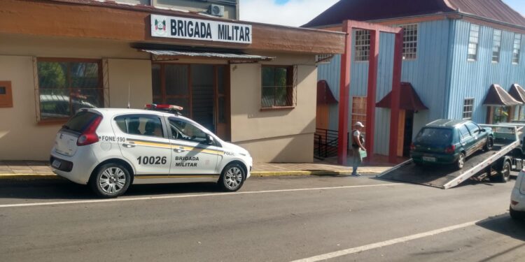 Homem de 43 anos é abordado dirigindo sem habilitação e com licenciamento do veículo vencido em Nova Roma do Sul