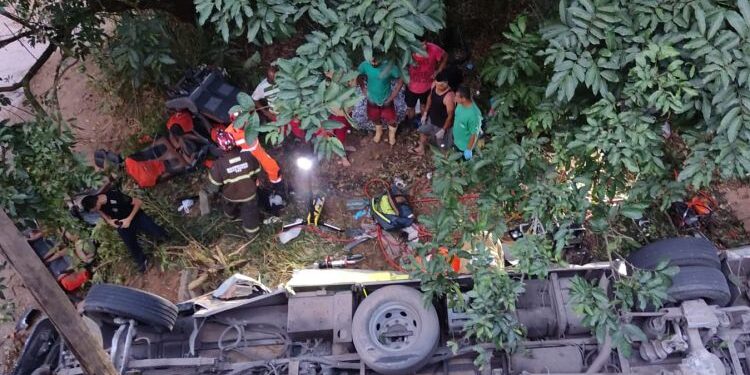 Cinco pessoas morreram num acidente de ônibus no interior de Minas Gerais