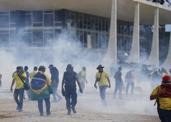 Lula decreta intervenção federal no DF após invasões em Brasília
