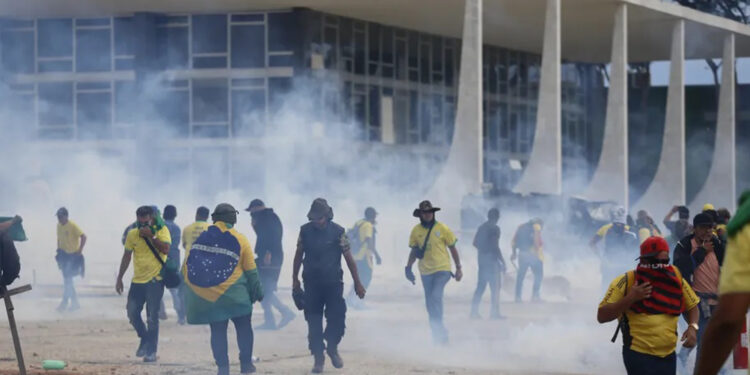 Lula decreta intervenção federal no DF após invasões em Brasília