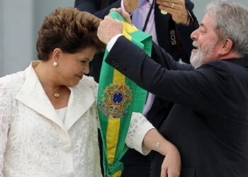 Com Bolsonaro fora do país, equipe de Lula faz suspense sobre passagem da faixa presidencial