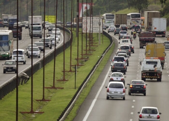 Novas regras do farol baixo e sinal vermelho começam a valer em todo país
