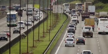 Novas regras do farol baixo e sinal vermelho começam a valer em todo país