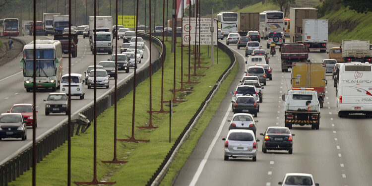 Novas regras do farol baixo e sinal vermelho começam a valer em todo país
