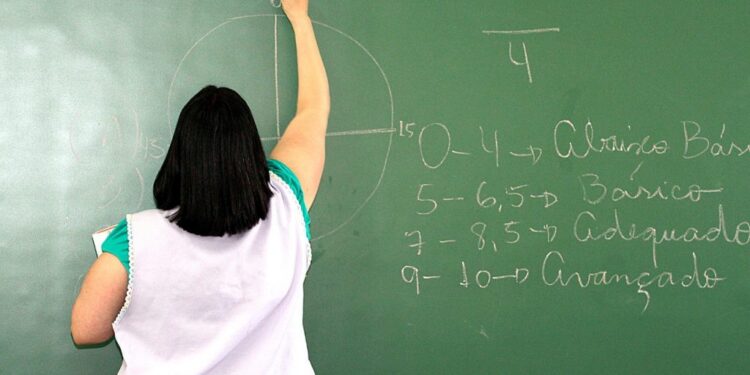 Ministro da Educação assina aumento de quase 15% no piso nacional dos professores