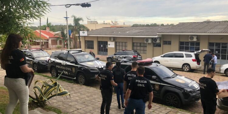 Agentes penitenciários são presos por suspeita de facilitarem a entrega de celulares para detentos em potes de doce de figo e abóbora em São Sepé