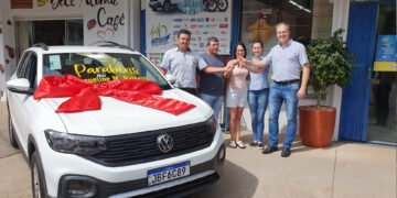 Santa Clara entrega veículo zero km para ganhadora em Nova Roma do Sul