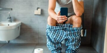 Usar celular no banheiro pode causar hemorroidas e dor de barriga