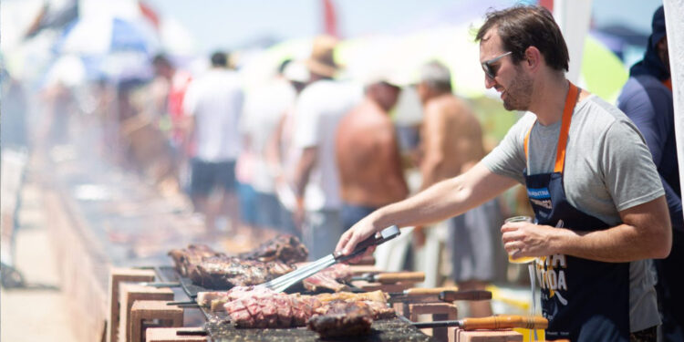 Churrasco com o maior número de assadores do mundo será realizado na praia de Atlântida, no dia 28.