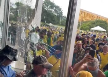 Bolsonaristas invadem e depredam Congresso, Planalto e STF