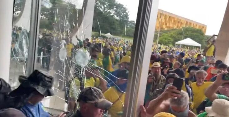 Bolsonaristas invadem e depredam Congresso, Planalto e STF