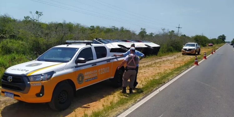 Ônibus tomba na ERS-040, e três passageiras ficam feridas em Capivari do Sul