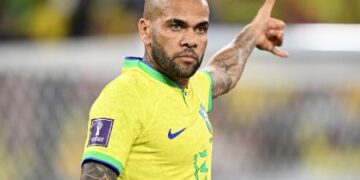 Acusado de agressão sexual, Daniel Alves é detido na Espanha