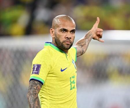 Acusado de agressão sexual, Daniel Alves é detido na Espanha