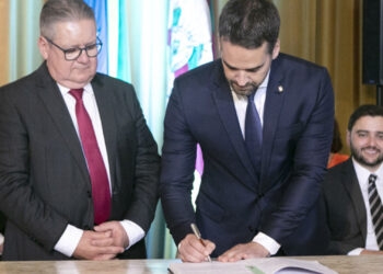 Eduardo Leite assina primeiras medidas como governador