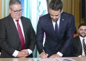 Eduardo Leite assina primeiras medidas como governador