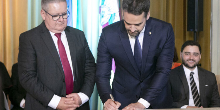 Eduardo Leite assina primeiras medidas como governador