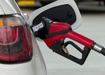 Preço da gasolina nos postos cai pela segunda semana consecutiva e volta a ficar abaixo de R$ 5, mostra ANP