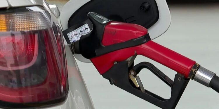 Preço da gasolina nos postos cai pela segunda semana consecutiva e volta a ficar abaixo de R$ 5, mostra ANP