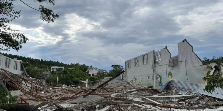 Temporal destrói ginásio em Harmonia; municípios do RS relatam impactos