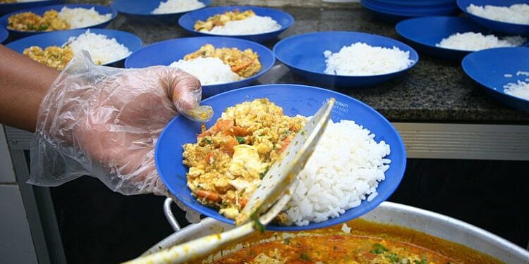 Codeca abre novo processo seletivo para merendeira e auxiliar de limpeza de escola