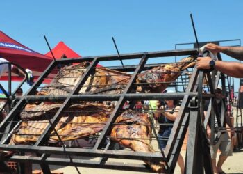 Paleta Atlântida tem público de cerca de 40 mil e assa 20 toneladas de carne na praia