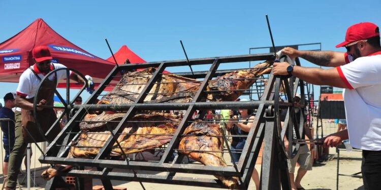 Paleta Atlântida tem público de cerca de 40 mil e assa 20 toneladas de carne na praia