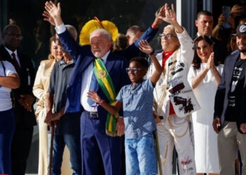 Saiba quem são as oito pessoas que entregaram a faixa presidencial a Lula