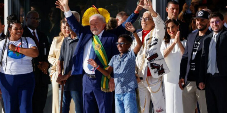 Saiba quem são as oito pessoas que entregaram a faixa presidencial a Lula