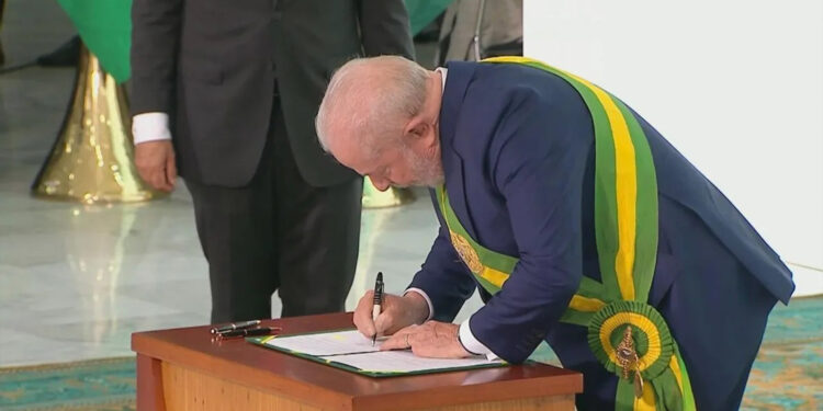 CONHEÇA os primeiros atos assinados pelo presidente Lula