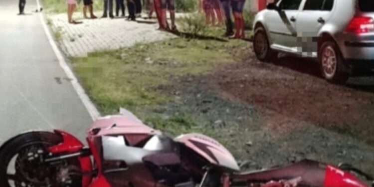 Motoclista acabou morrendo após colidir moto em retroescavadeira em Flores da Cunha