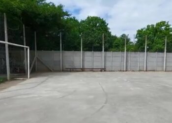 Polícia investiga morte de criança após suspeita de choque elétrico em quadra de esportes em Pelotas