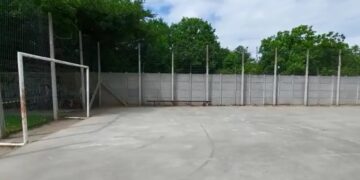 Polícia investiga morte de criança após suspeita de choque elétrico em quadra de esportes em Pelotas