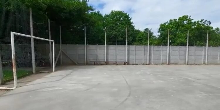 Polícia investiga morte de criança após suspeita de choque elétrico em quadra de esportes em Pelotas