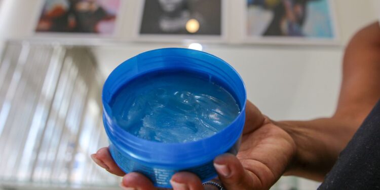 A Anvisa resolveu proibir a venda de pomadas capilares, após relatos de efeitos colaterais