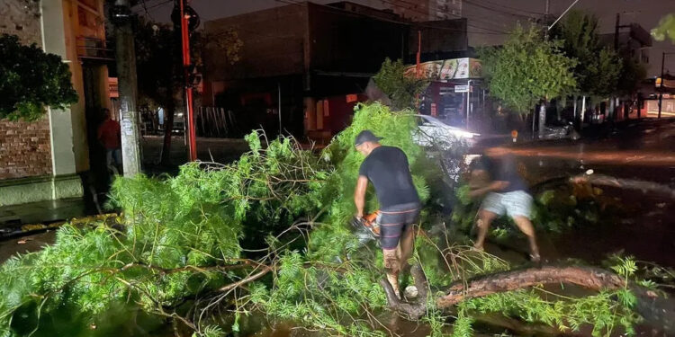 Cidades do RS registram temporal após dia de calor; Porto Alegre teve temperatura recorde