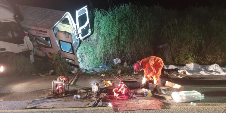 Acidente com van mata 12 pessoas em Tocantins