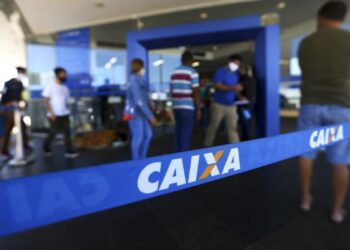 Caixa começou a pagar ontem abono salarial de 2021