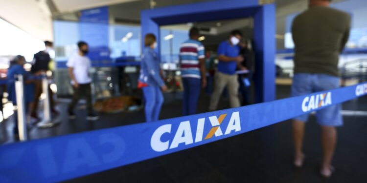 Caixa começou a pagar ontem abono salarial de 2021
