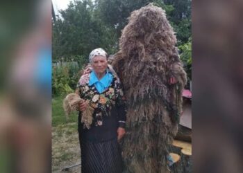 Ucraniana de 102 anos que sobreviveu à fome de 1930 costura trajes de atiradores para a guerra