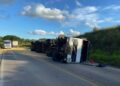 Carreta carregada de soja acabou tombando na tarde de ontem(21), na ERS-122 em Ipê