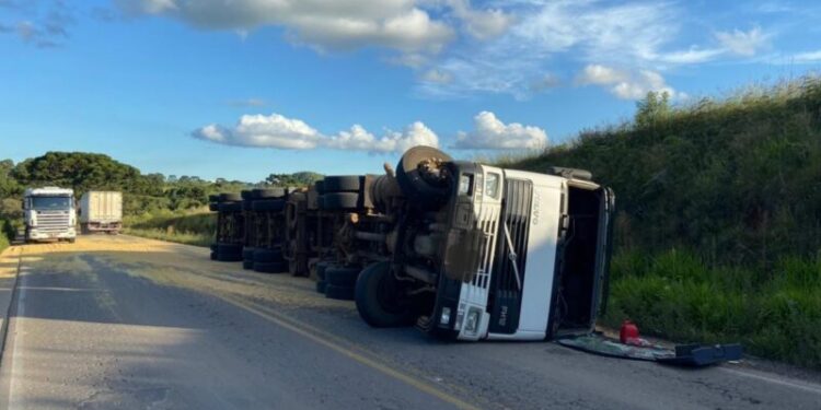 Carreta carregada de soja acabou tombando na tarde de ontem(21), na ERS-122 em Ipê