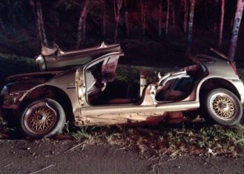Carro com mulher grávida sai da pista e capota na Rota do Sol, em Caxias do Sul