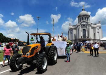 Devoção e fé marcam romaria votiva no Santuário de Caravaggio, em Farroupilha