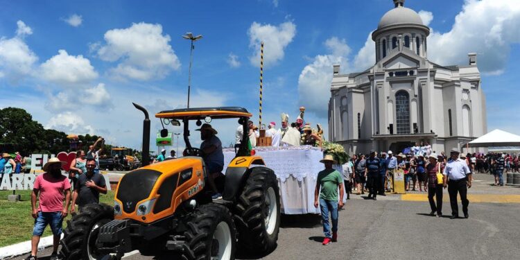 Devoção e fé marcam romaria votiva no Santuário de Caravaggio, em Farroupilha