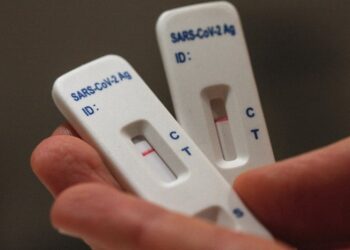 Agência dos EUA afirma que covid provavelmente surgiu após vazamento em laboratório chinês