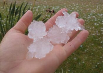 Chuva de granizo causa destelhamento de casas e queda de parreirais em Nova Pádua